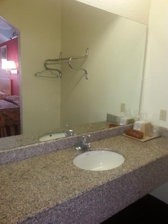 Crystal Inn 249 North Louetta Room photo